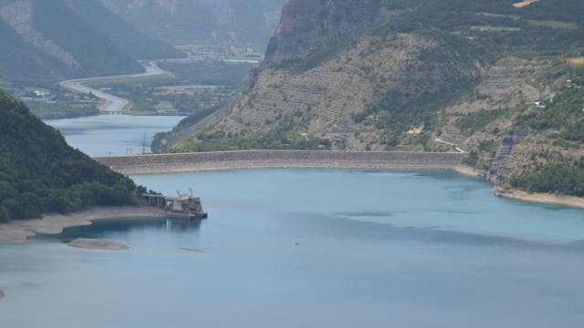 Les villages pittoresques des Hautes-Alpes, offrant un charme unique et des paysages à couper le souffle